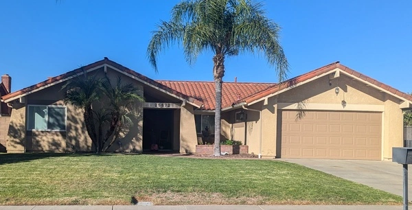 Two-story house with a neat front yard in Fontana, California.